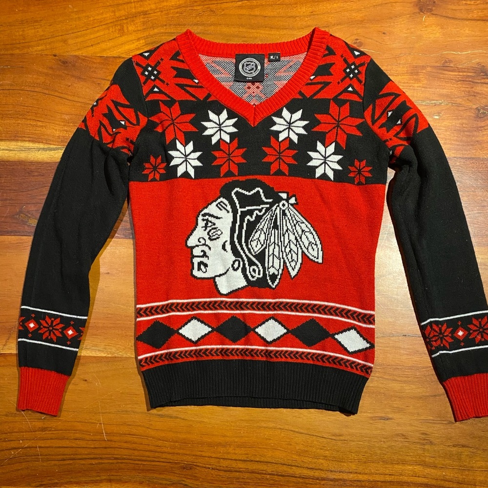 Chicago Blackhawks Winter V Neck sweater size small and‎ extra small